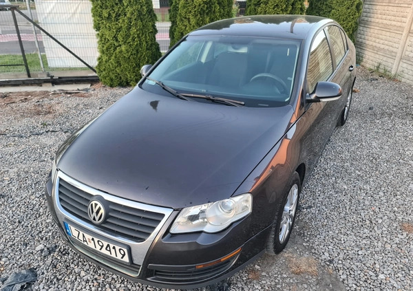 Volkswagen Passat cena 9900 przebieg: 371350, rok produkcji 2005 z Krosno małe 277